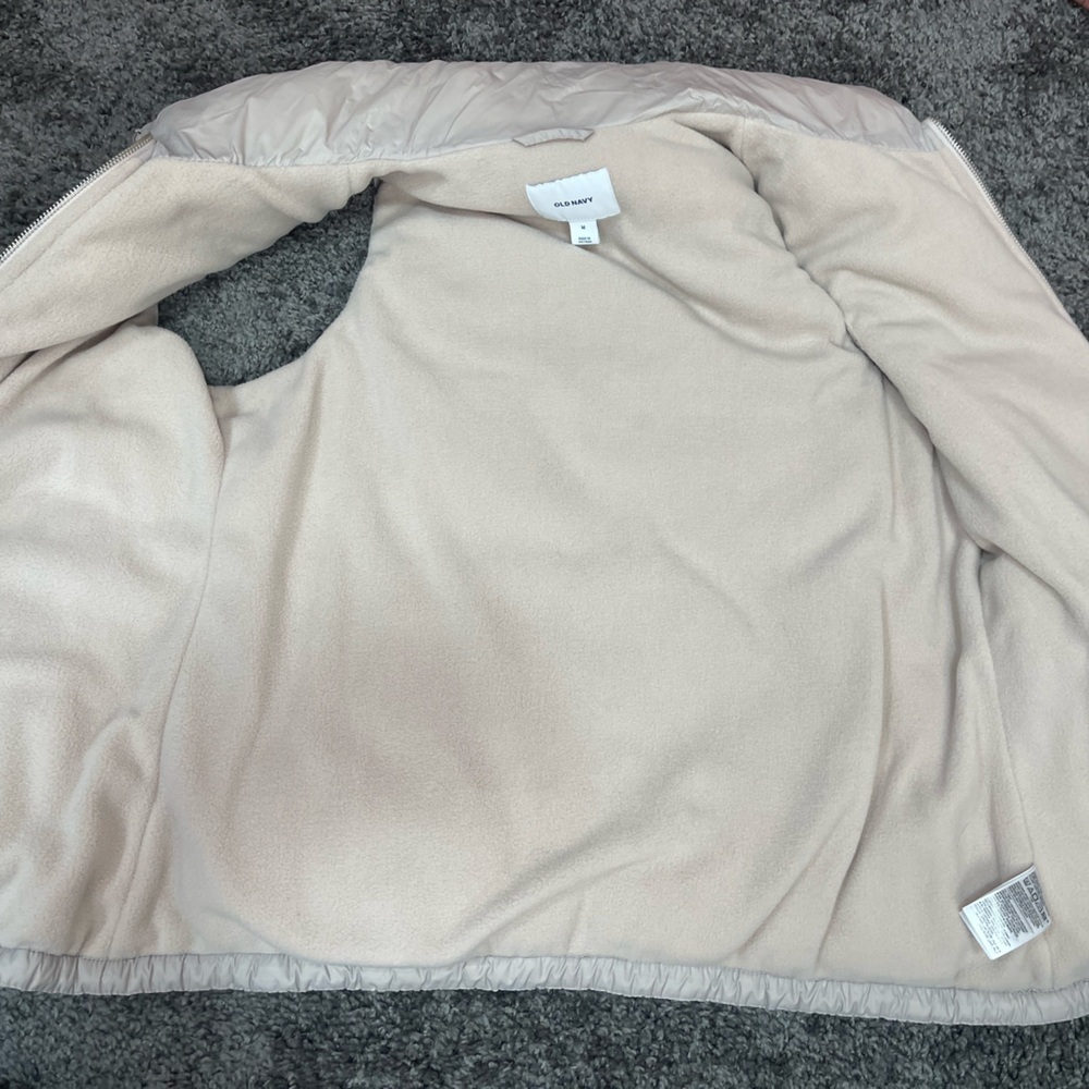 Old navy very light nude pink puffer Vest Women’s size M - Picture 10 of 16